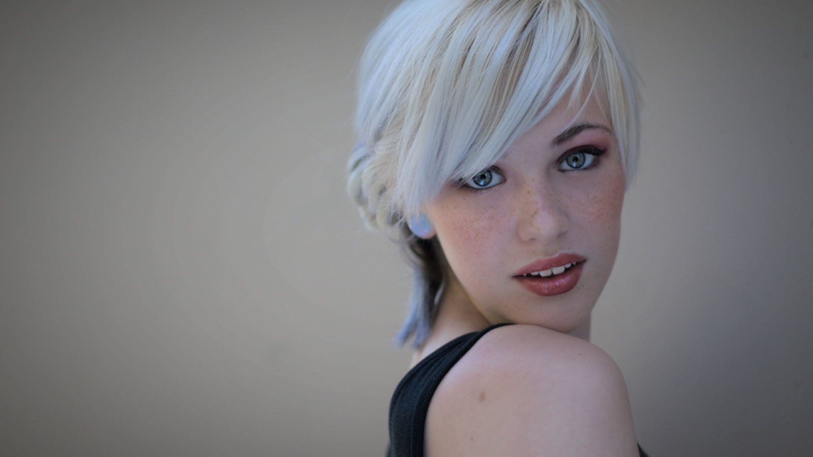 Девушка блондинка Devon Jade