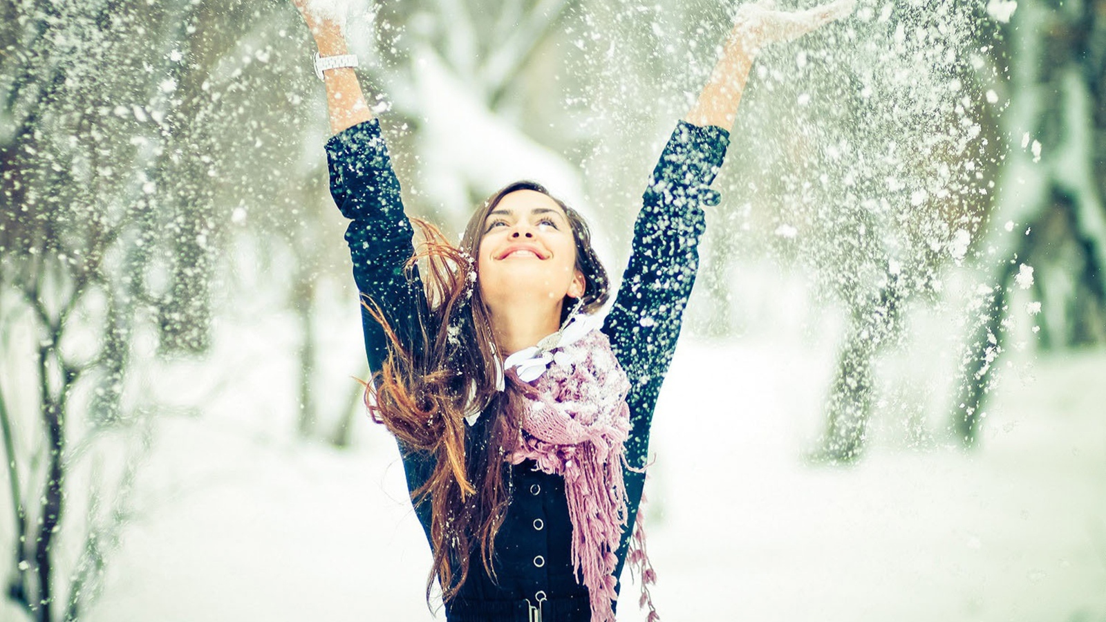 Женщины 31 декабря. Счастье зимой. Девушка зима. Девушка в снегу. Девушка зимой в снегу.