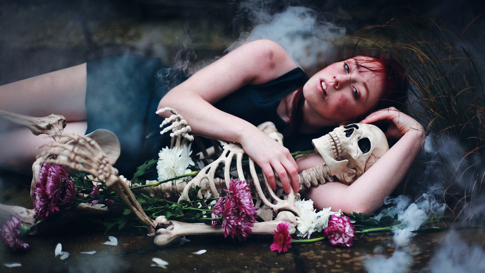 Девушка обнимает скелет