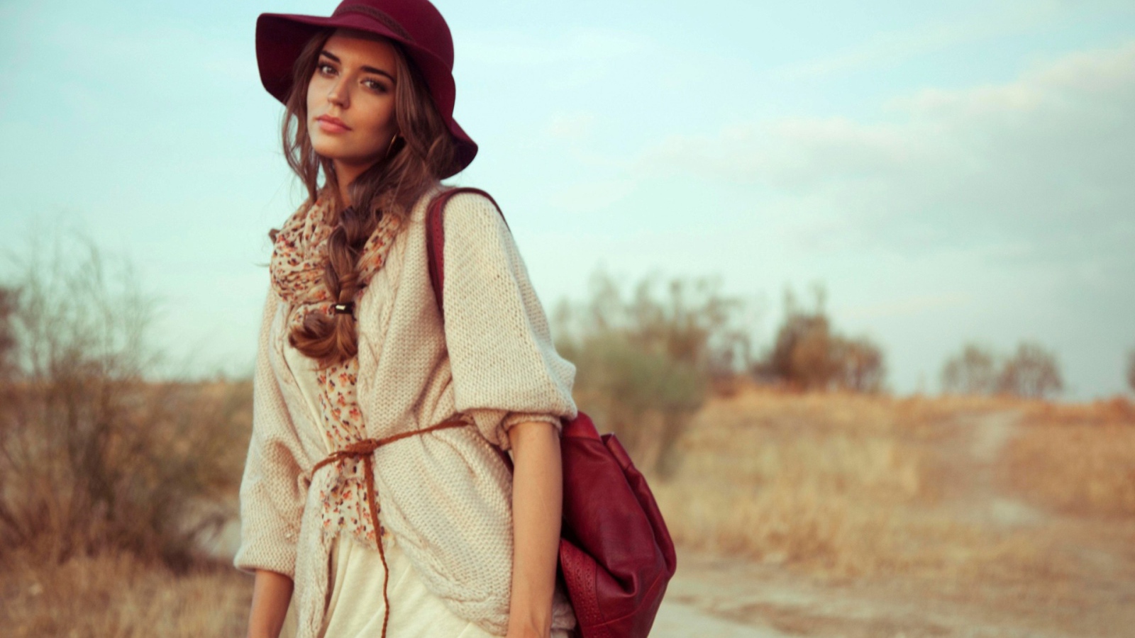 Девушка в красной шляпе