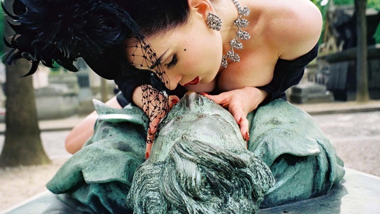 Девушка на скульптуре