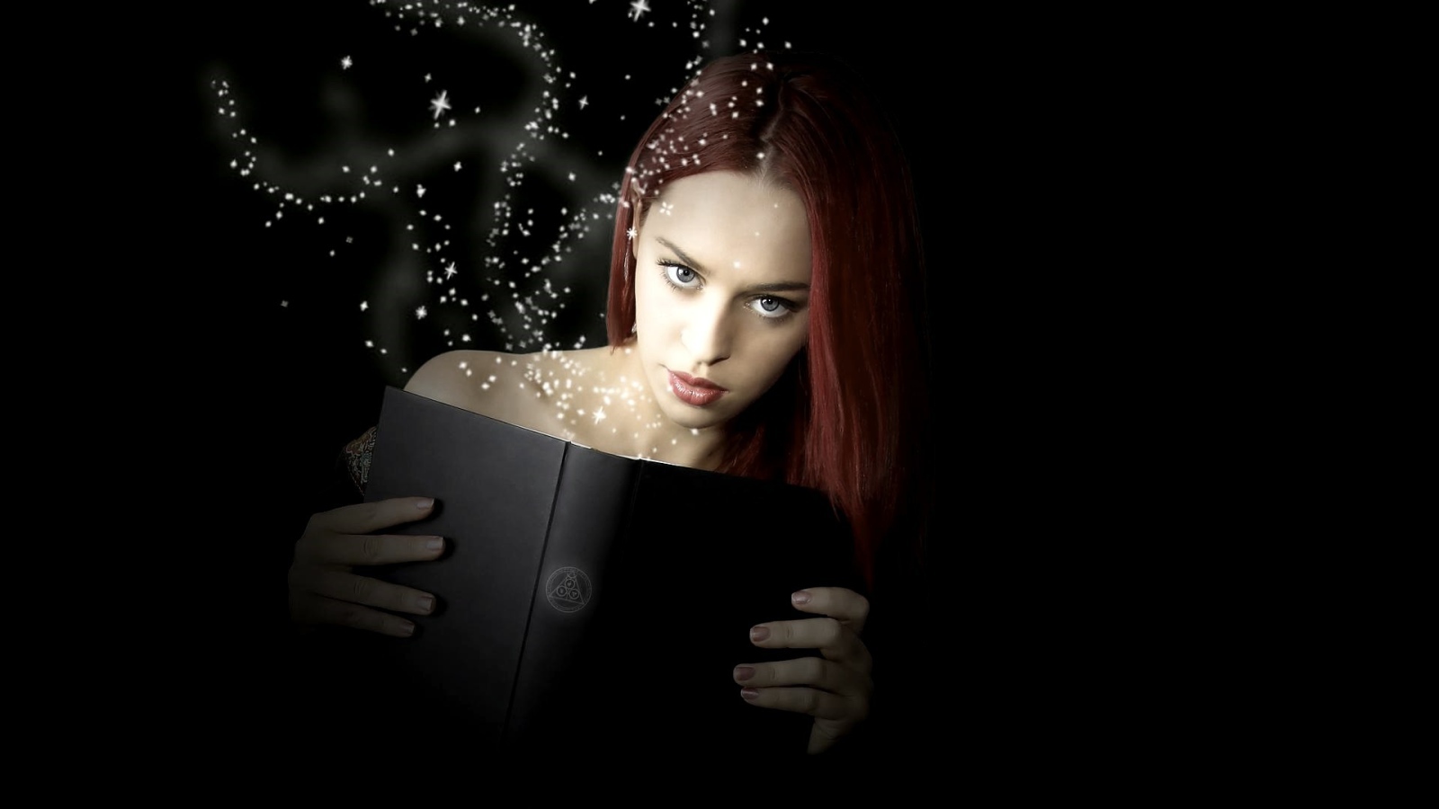 Девушка читает черную книгу