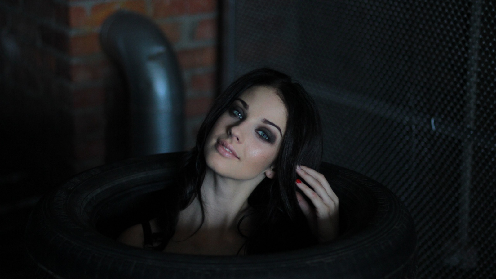 Девушка сидит в автомобильных покрышках, Алла Бергер