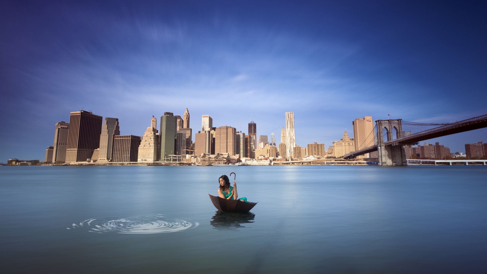 Девушка плывет на зонте