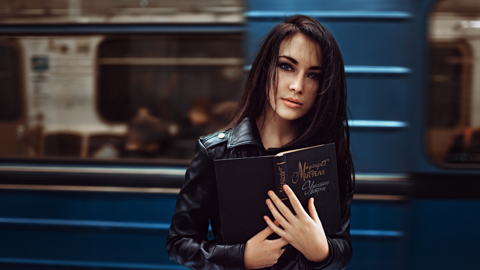 Девушка с книгой в метро