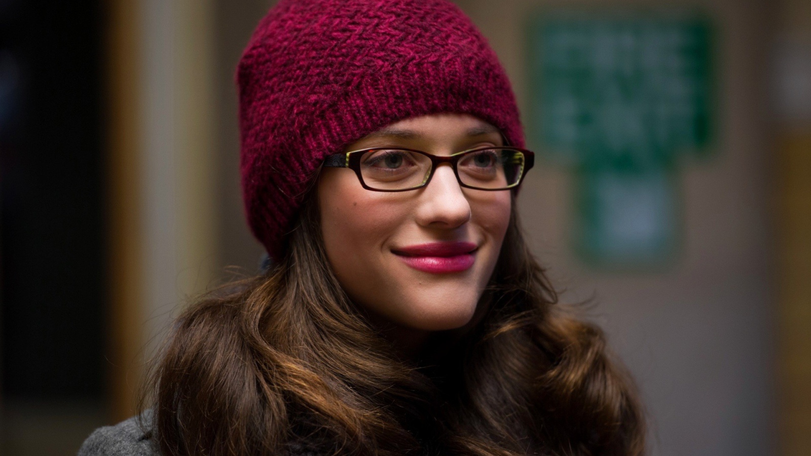 Девушка в очках и красной шапке