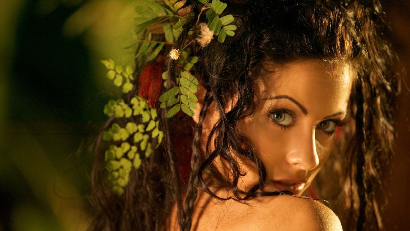 Зеленые листья в волосах у девушки