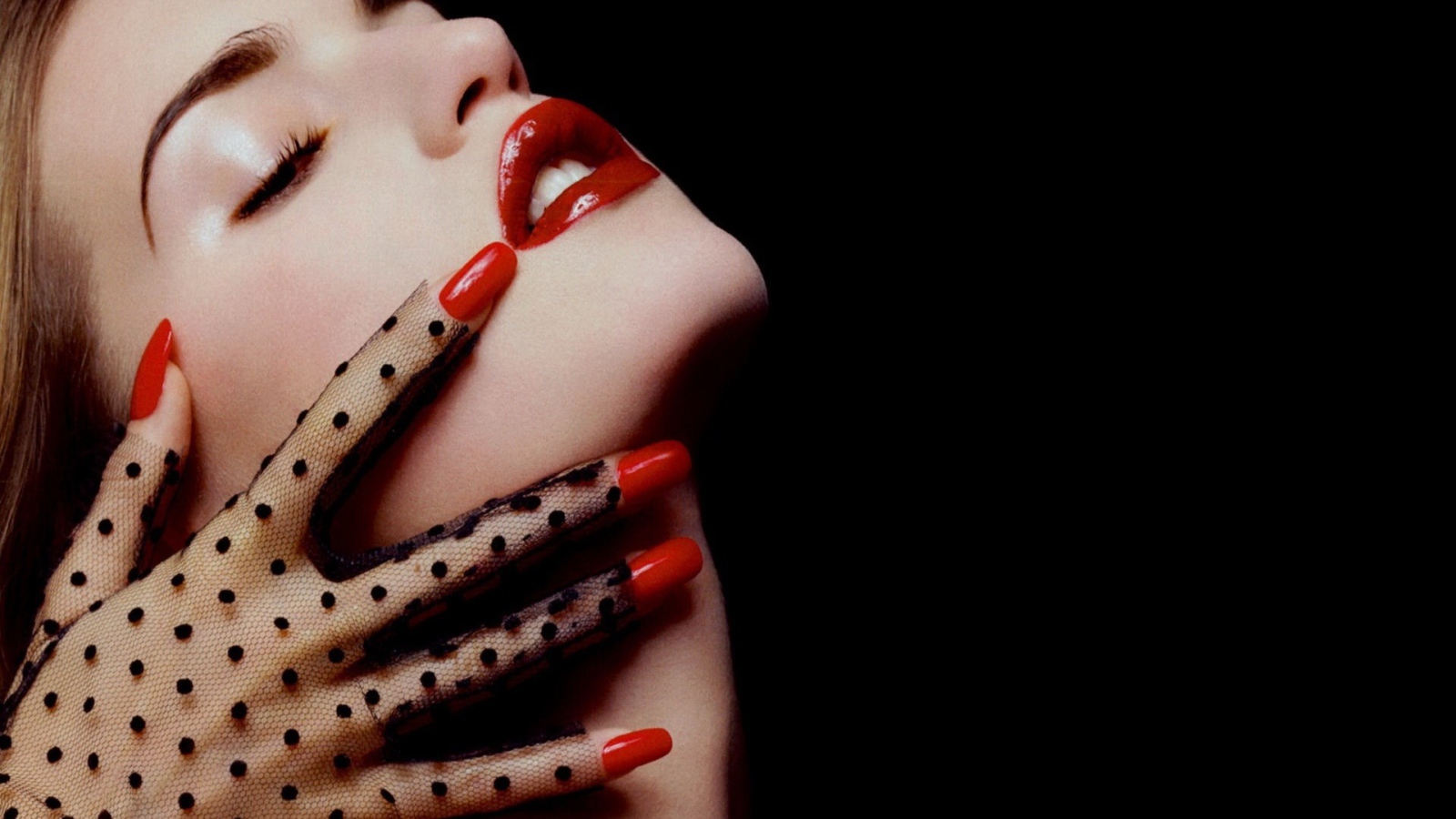 Рука в кружевной перчатке на шее девушки