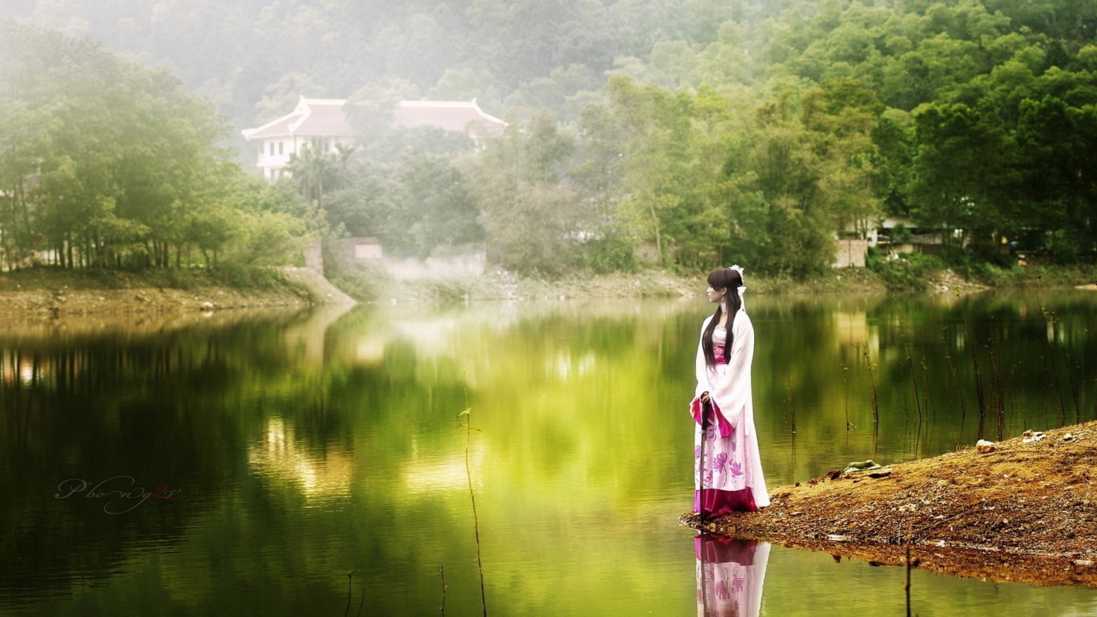 Японская девушка стоит на берегу водоема