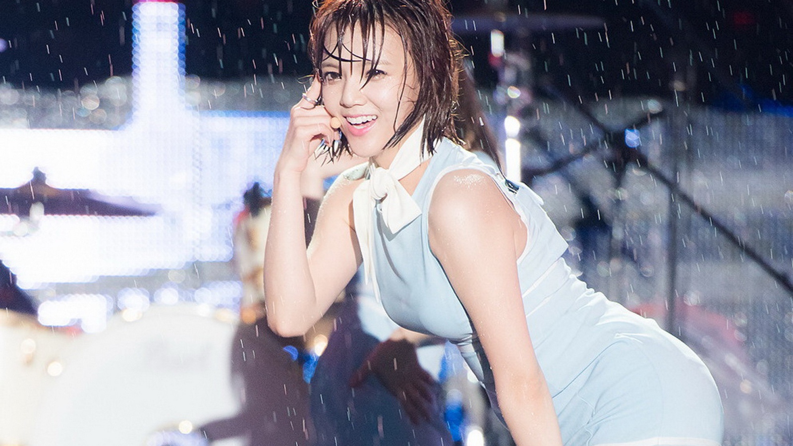 Радостная азиатская девушка под дождем