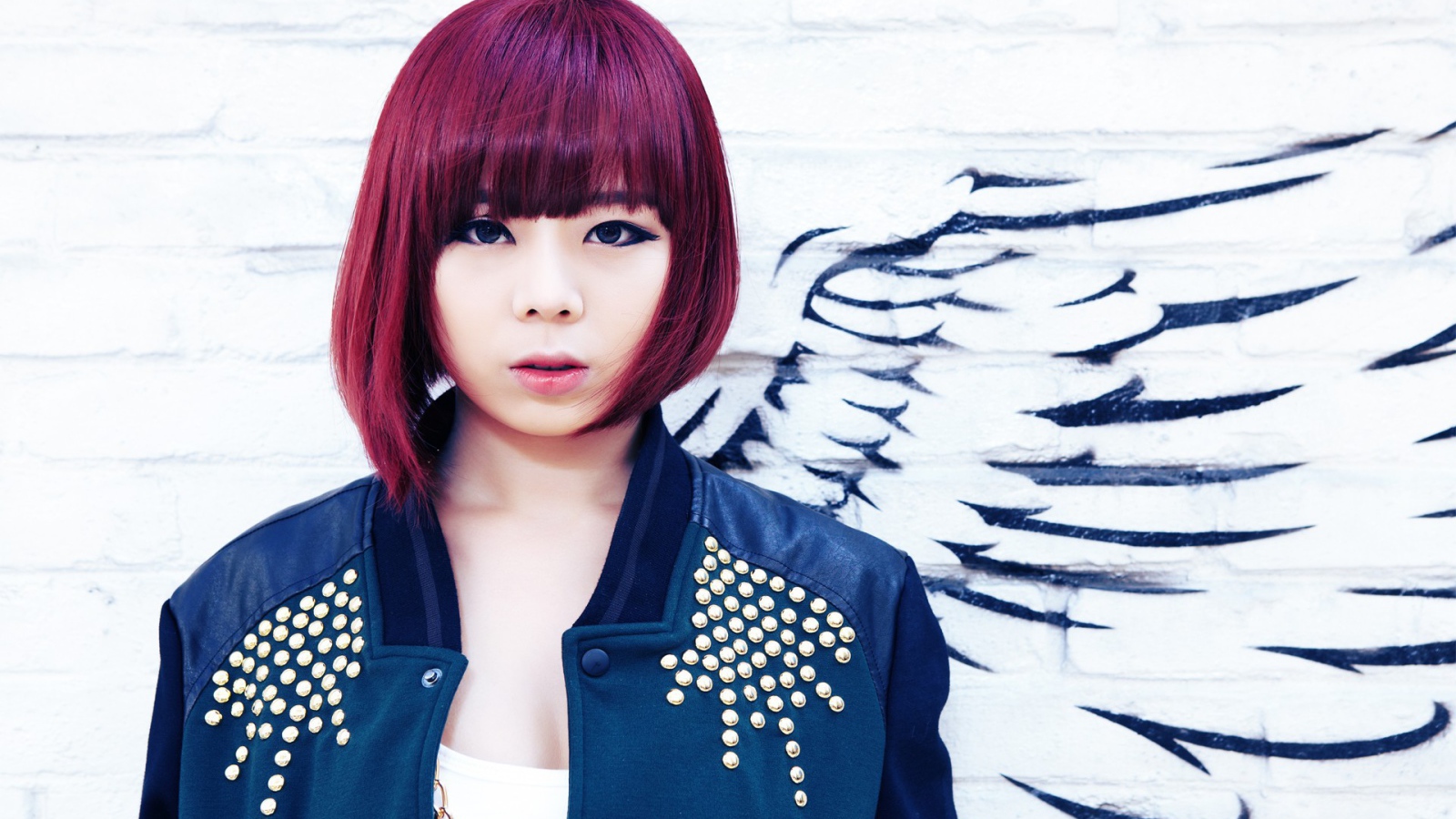 Кореянка с красными волосами ангел