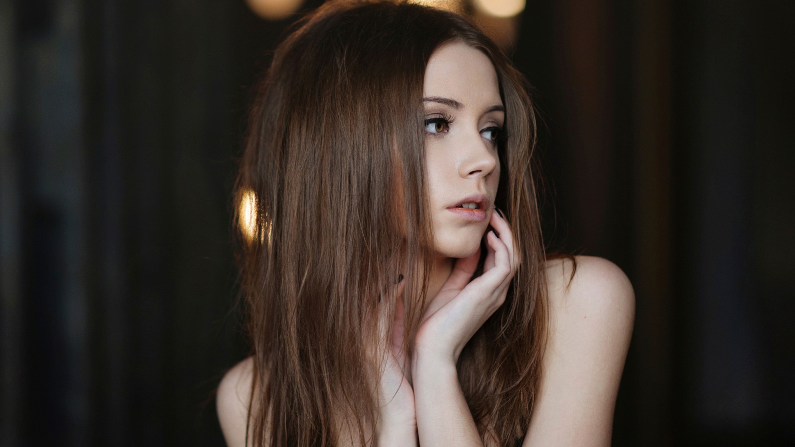 Длинноволосая девушка Ксения Кокорева