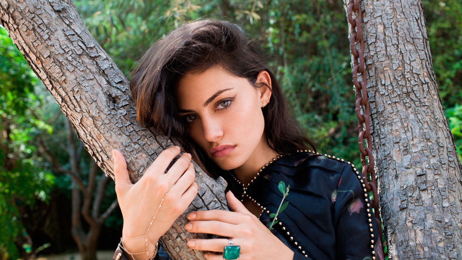 Фиби Тонкин, модель, обняла ствол дерева