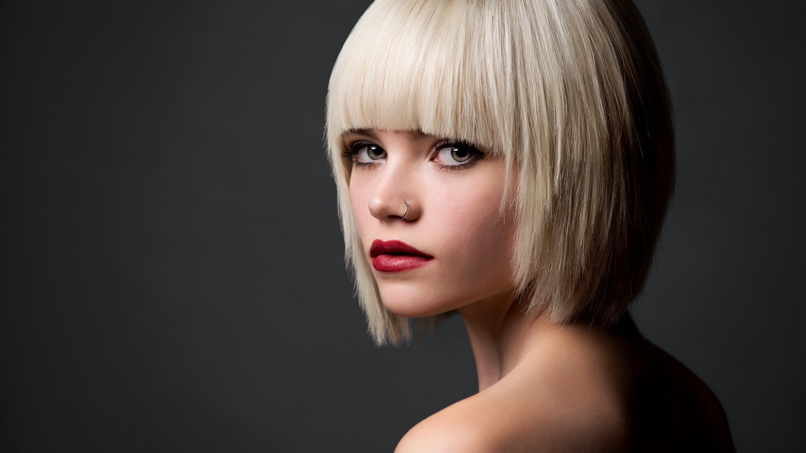 Милая блондинка с кольцом в носу