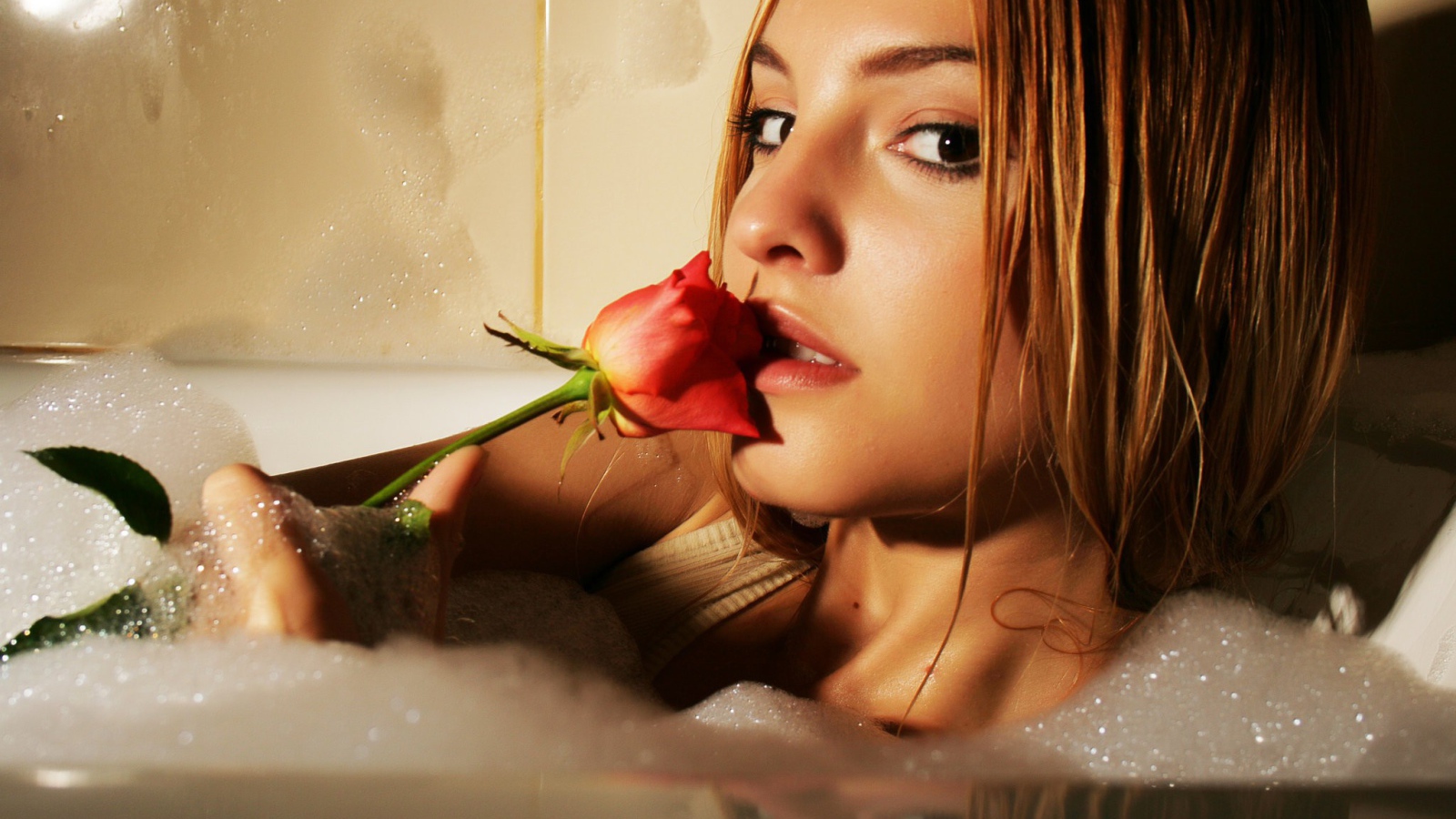 Рыжая девушка с розой купается