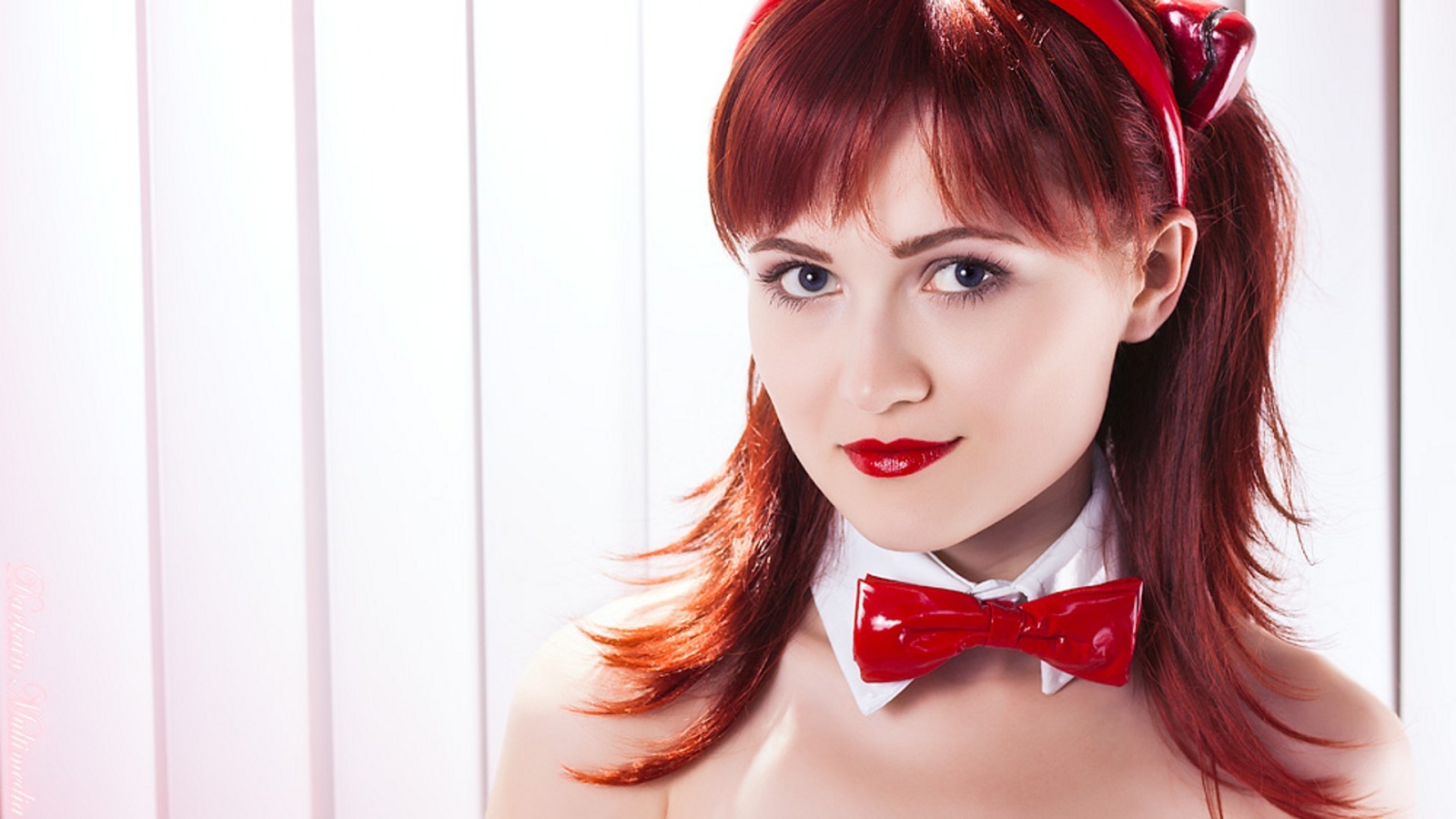 Красная бабочка на шее девушки