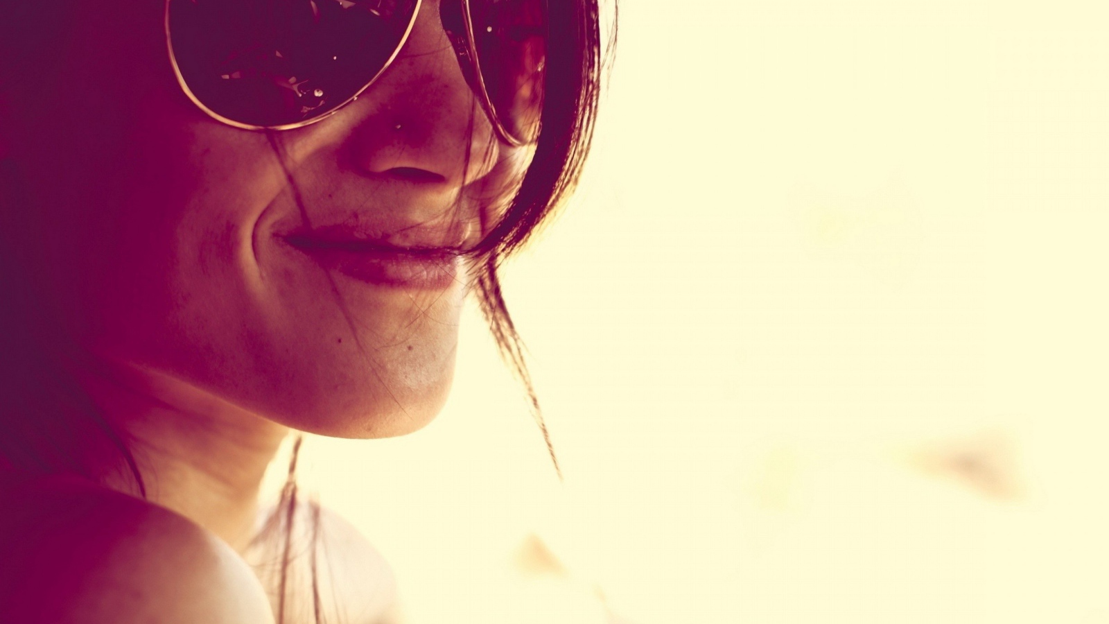 Улыбчивая девушка в очках