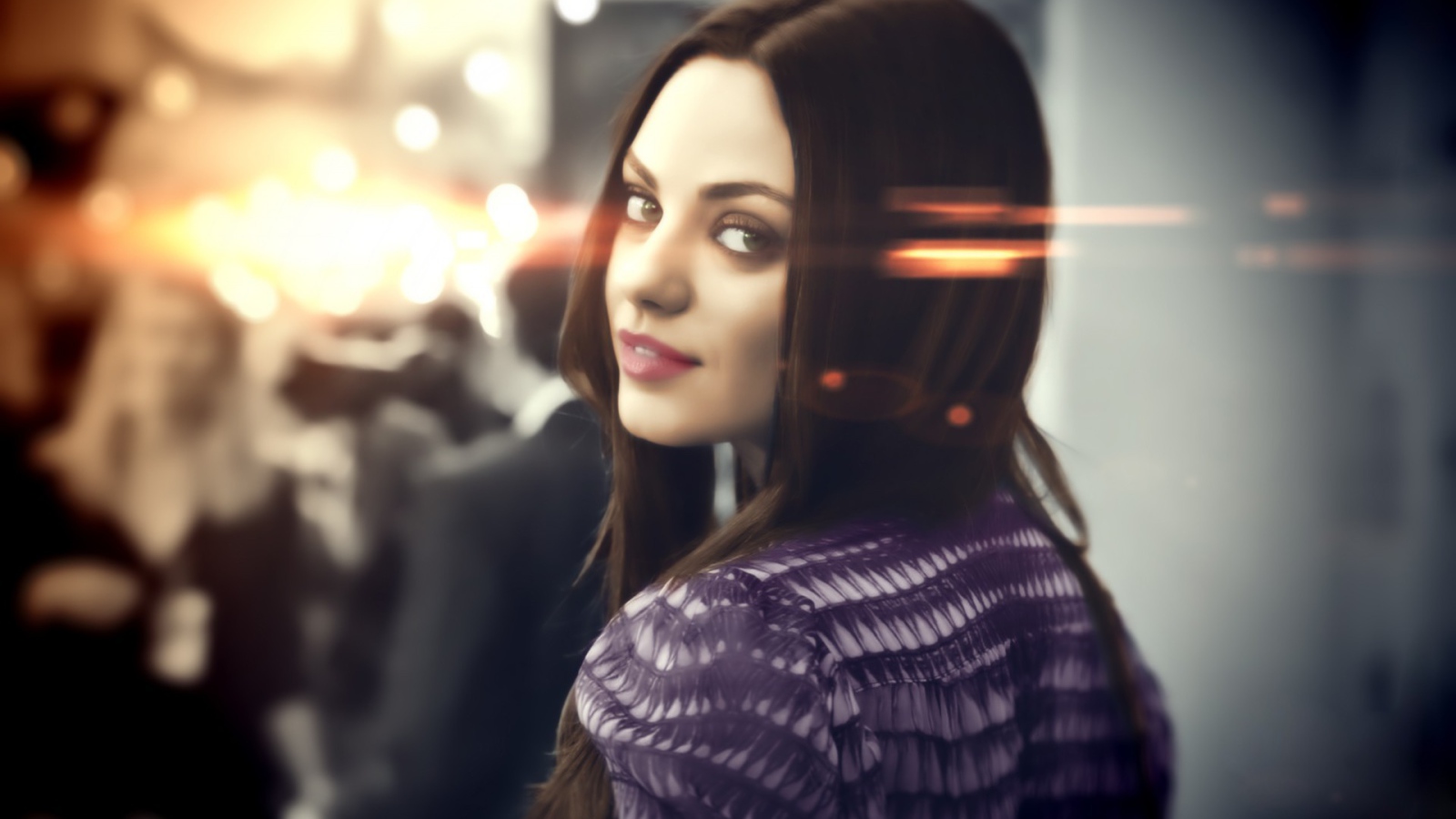 Брюнетка оглянулась через плечо