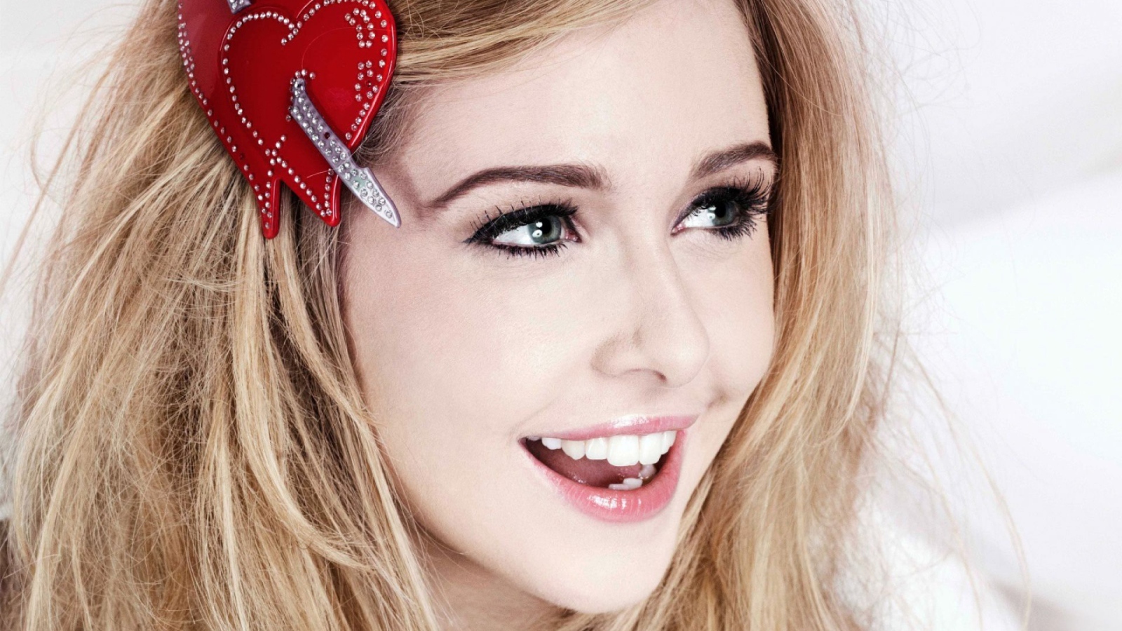 Украшение в виде сердец на волосах у блондинки