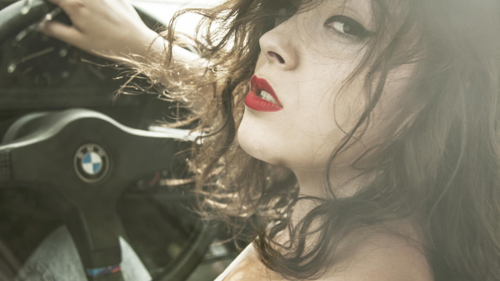 Девушка за рулем БМВ