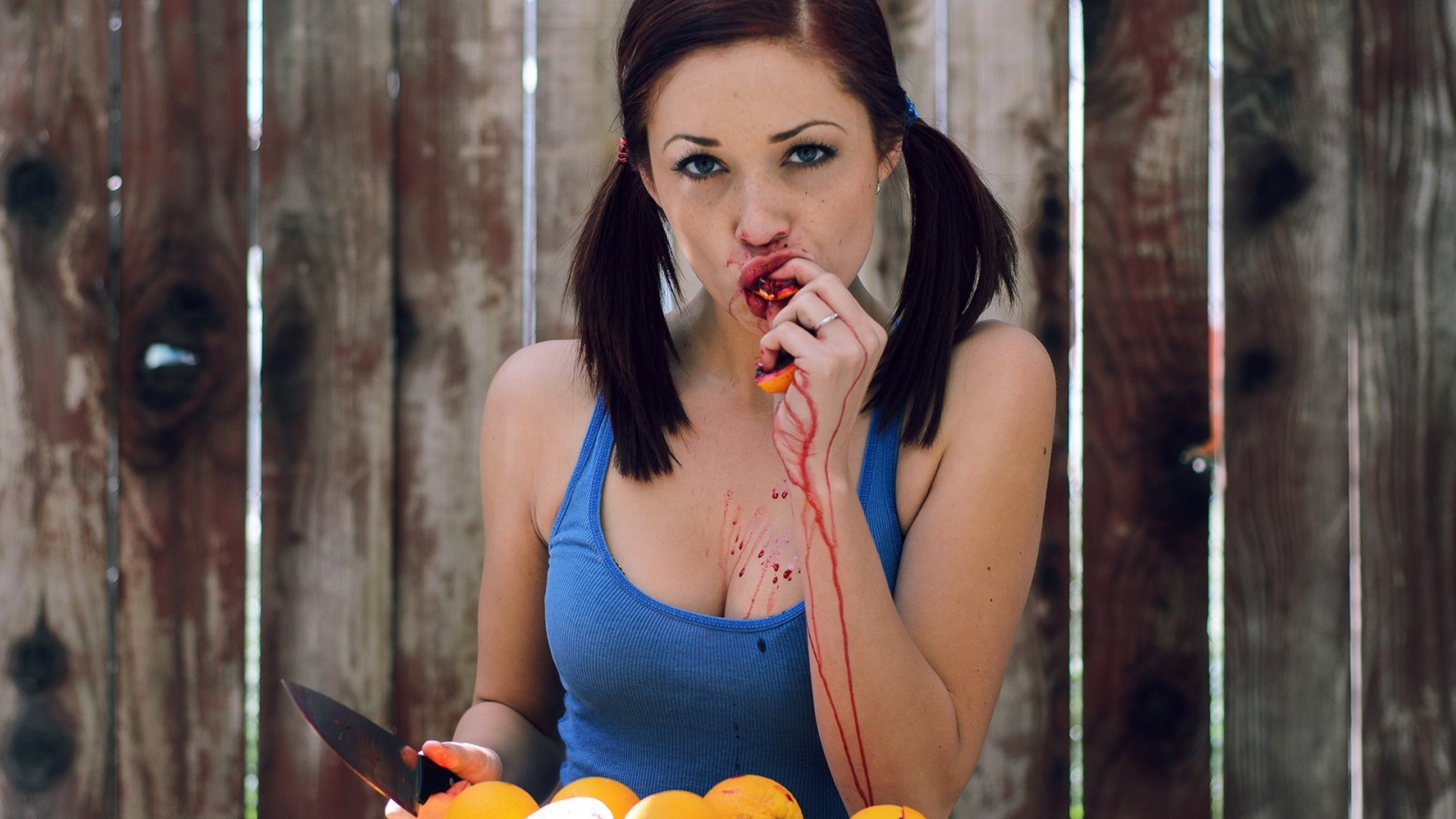 Девушка со вкусом ест марокканские апельсины