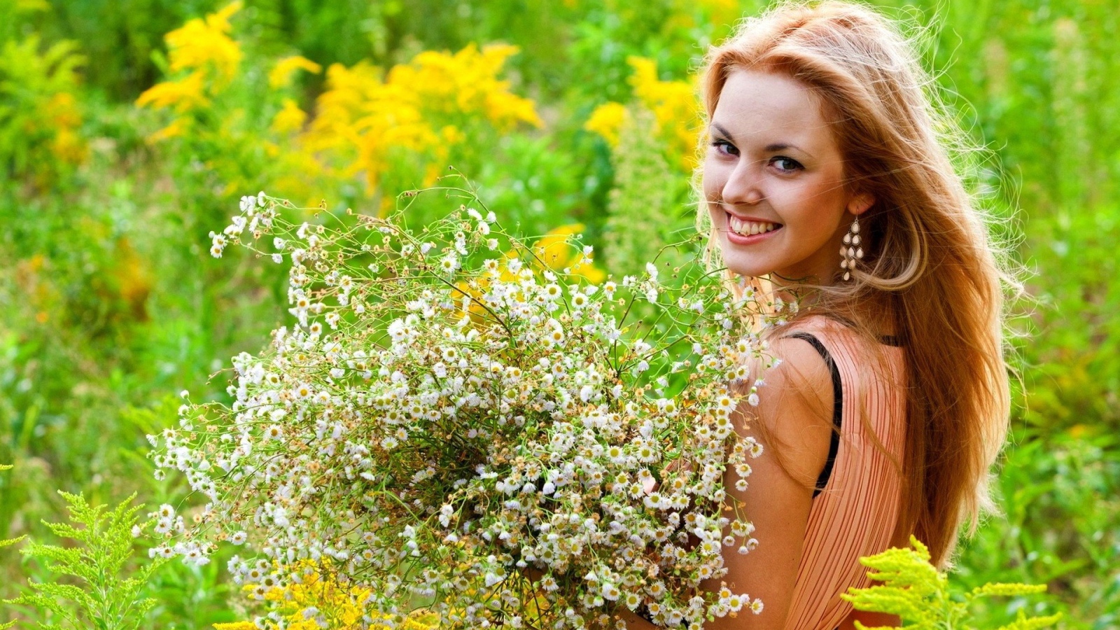 Девушка собрала букет полевых ромашек