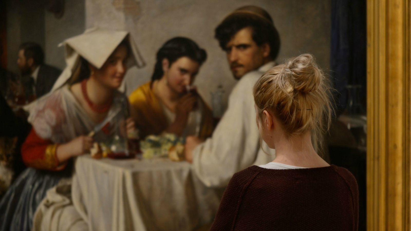 Девушка в картинной галерее