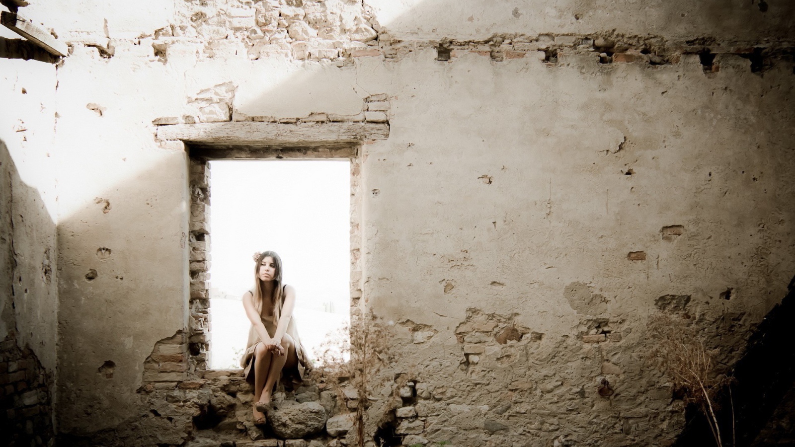 Девушка на окне в руинах