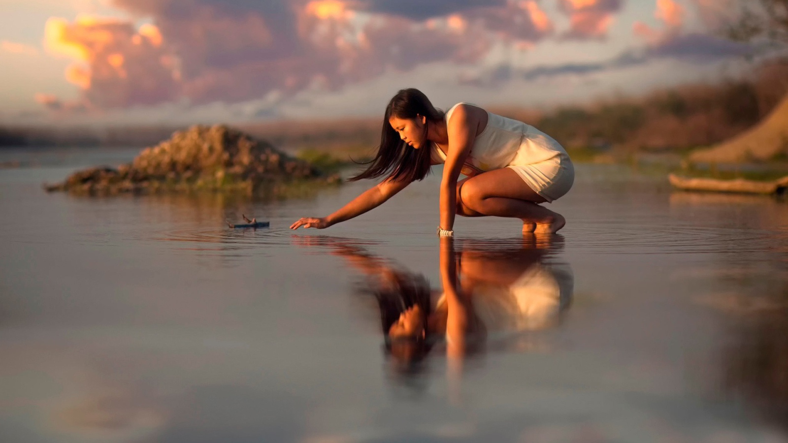 Девушка отражается в воде