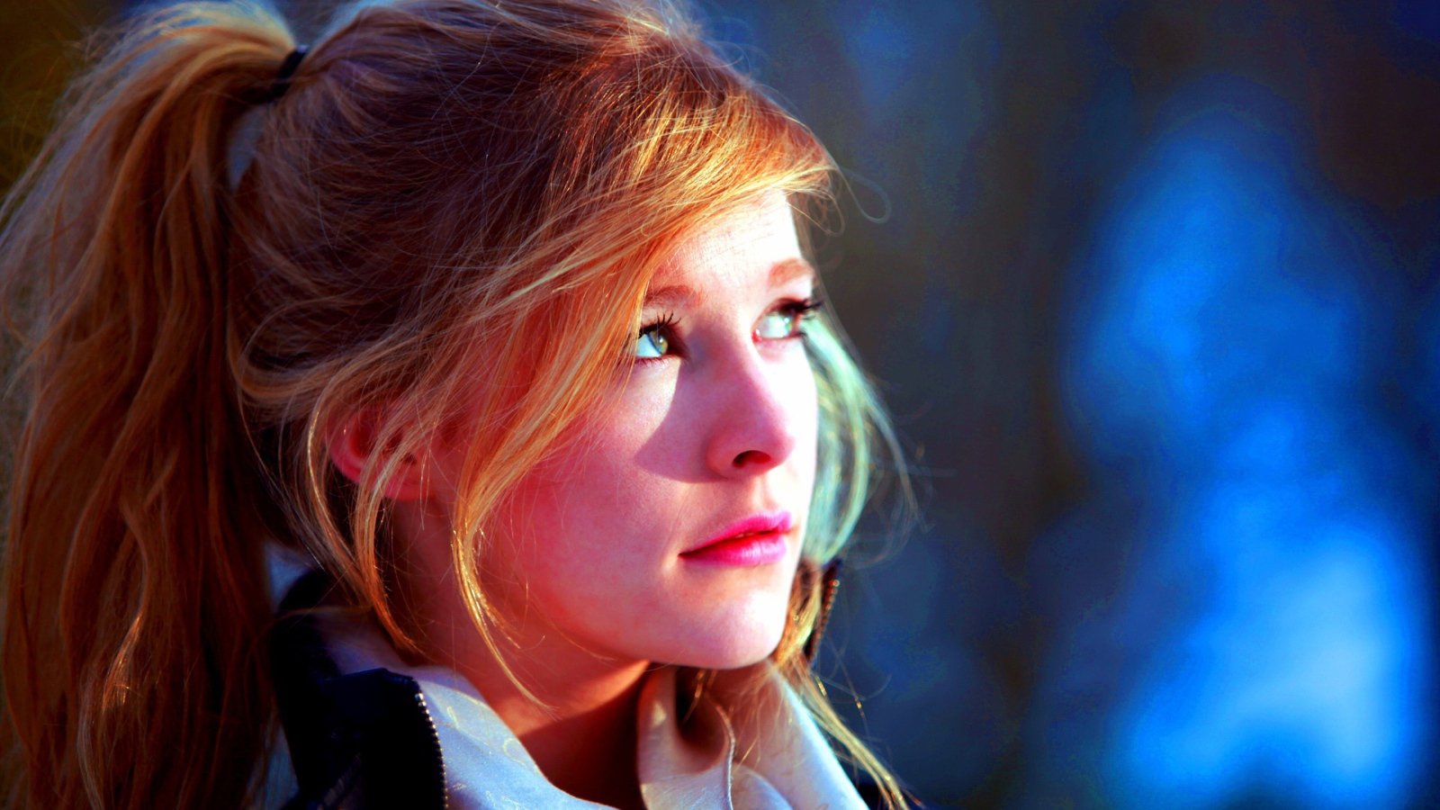 Лицо девушка освещено солнцем