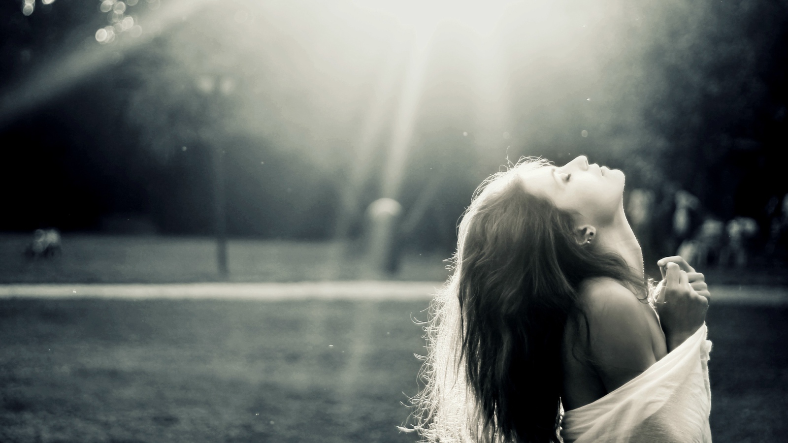 Девушка запрокинула голову