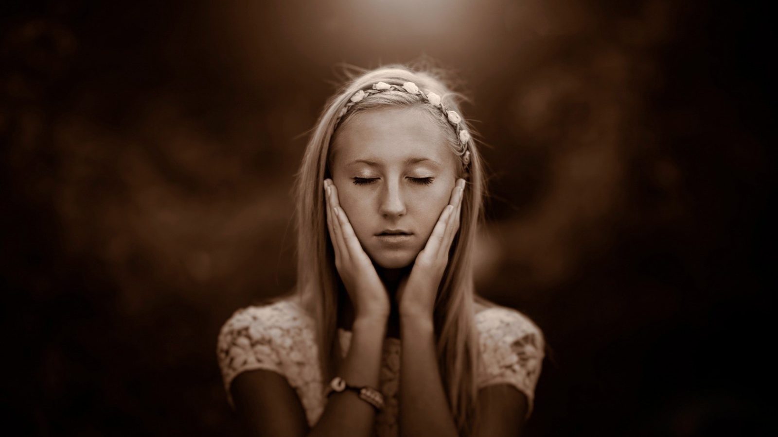 Девушка прикоснулась руками к лицу