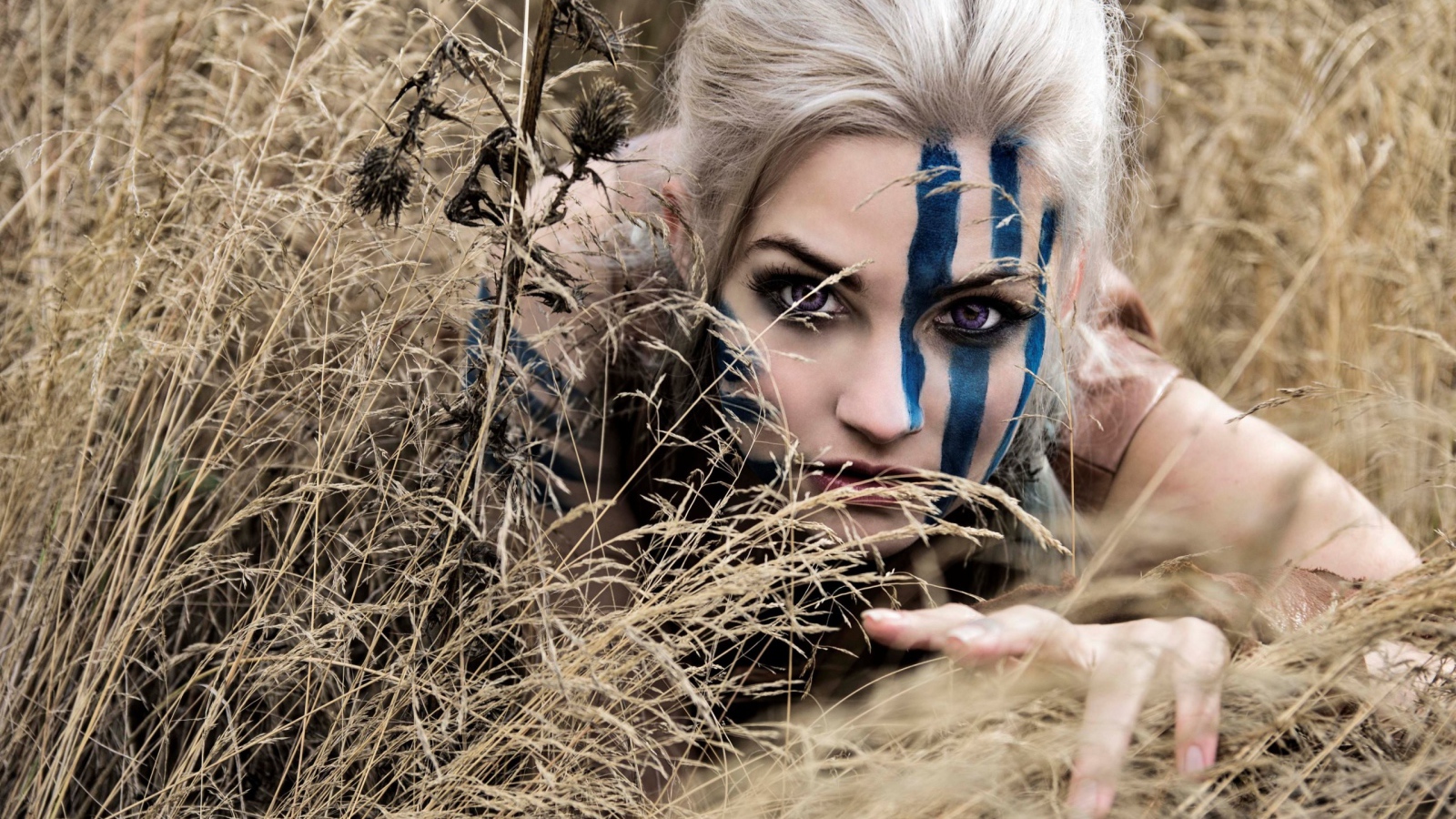 Девушка с синей раскраской на лице