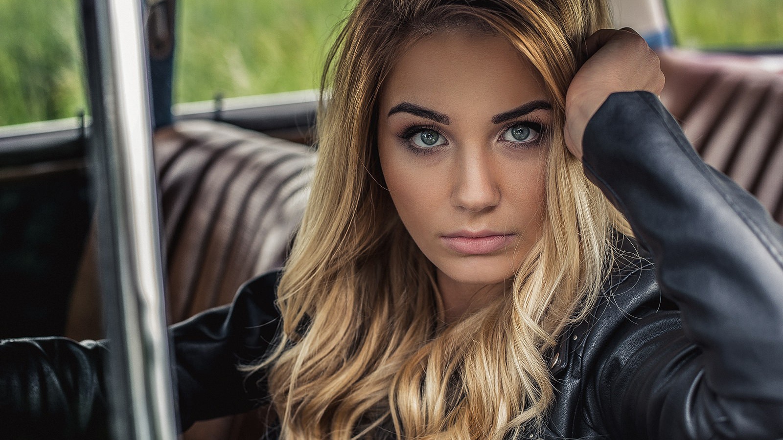 Зеленоглазая блондинка в автомобиле