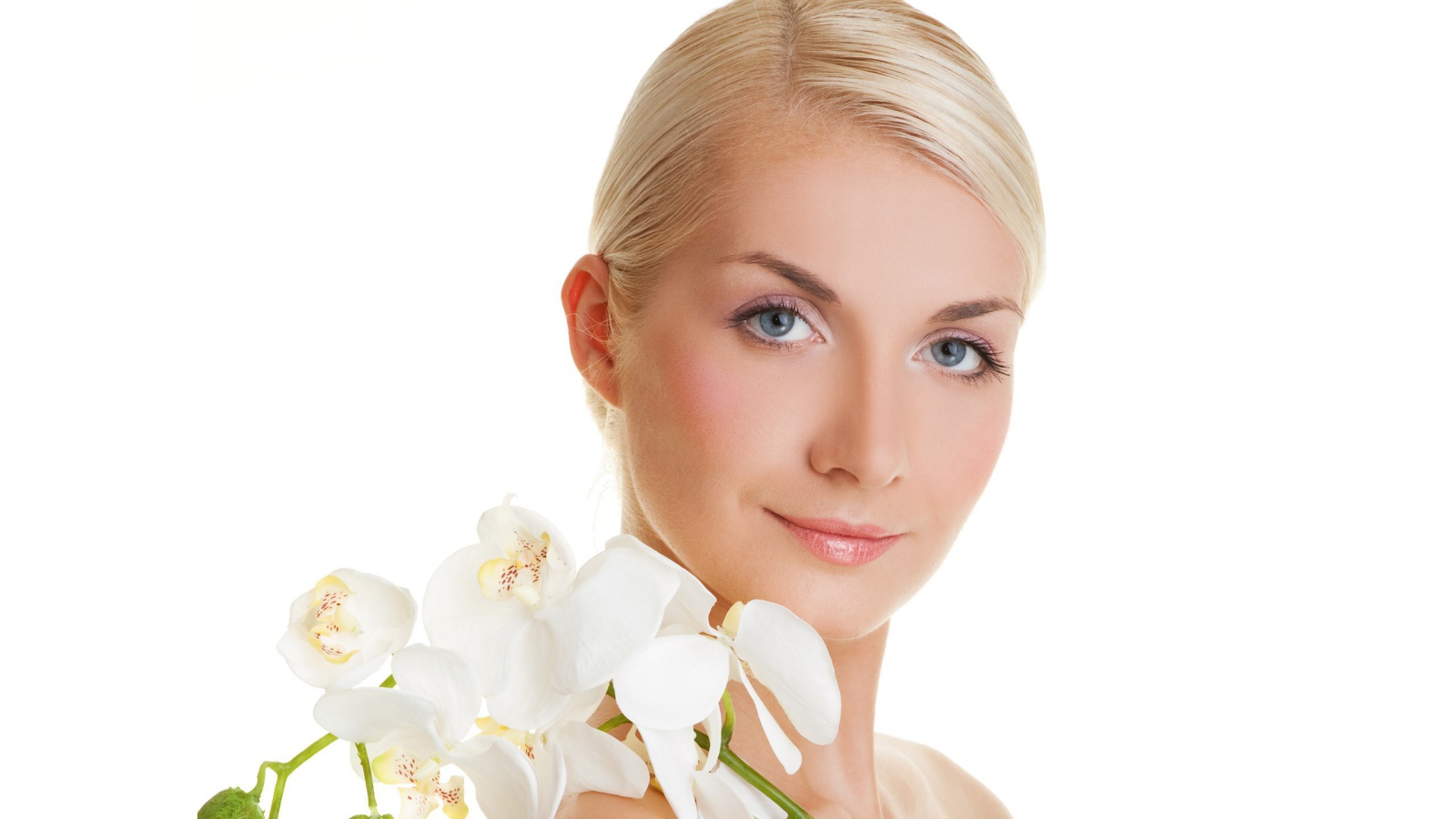 Белые цветы на плече у девушки