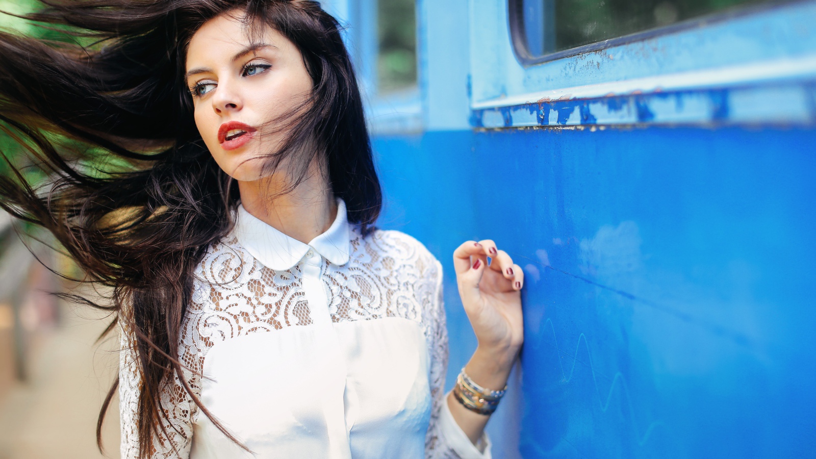 Ветер в волосах у девушки Aurela Skandaj