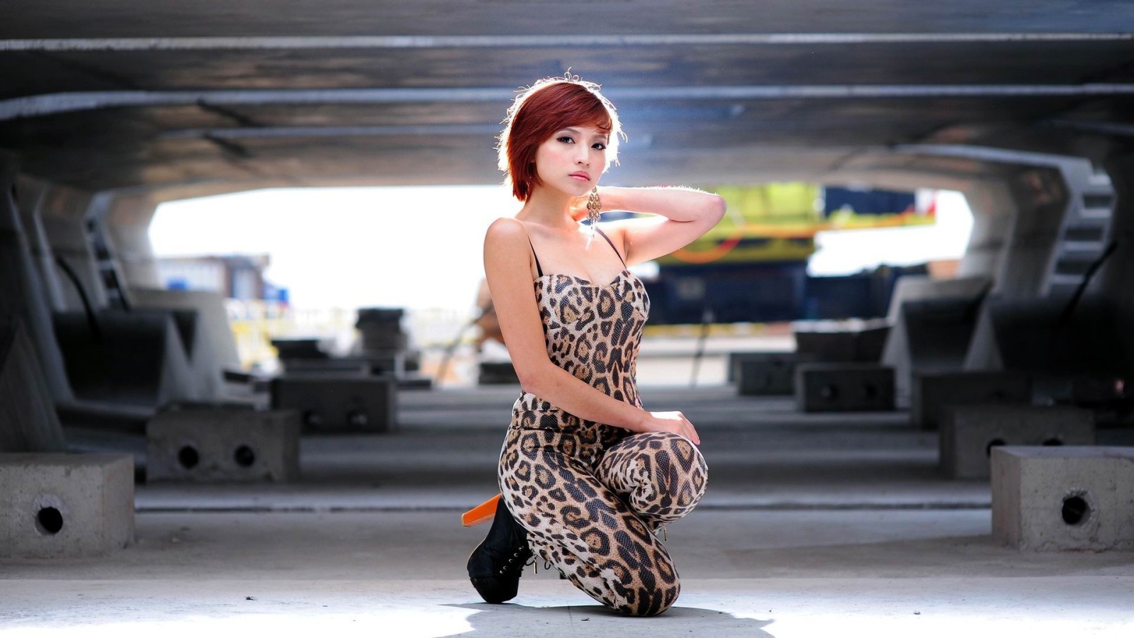 Азиатская модель позирует под мостом