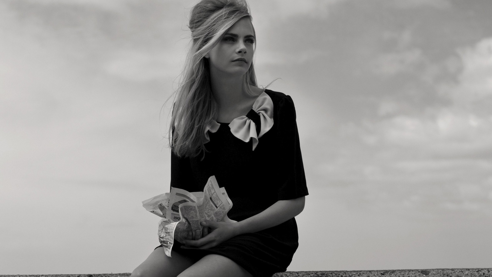 Черно белое фото модели Кара Делевинь