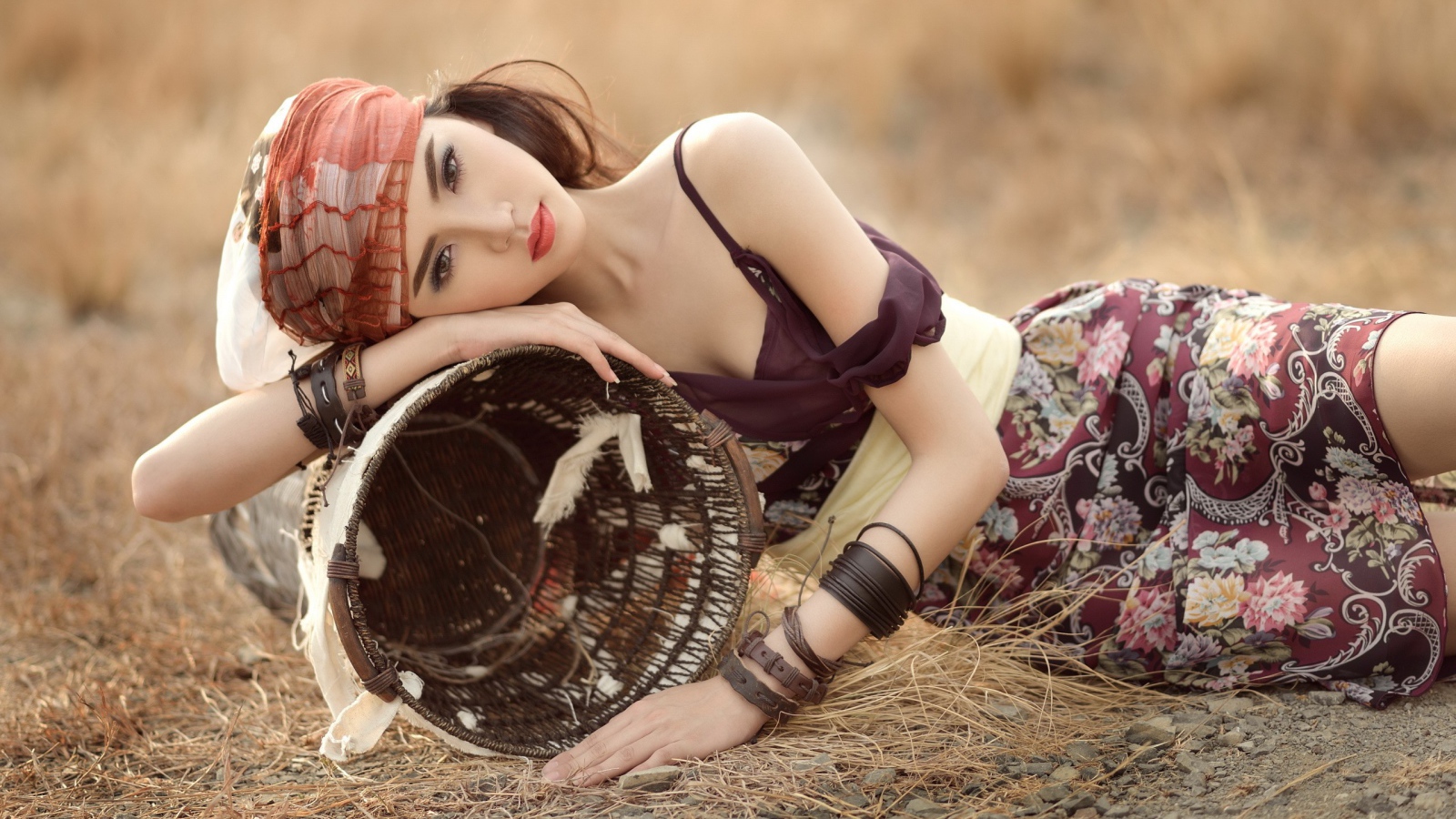 Модель брюнетка позирует с корзиной