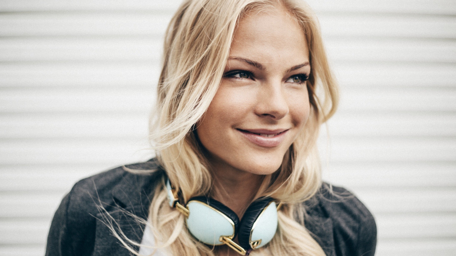 Дарья Клишина с наушниками на шее