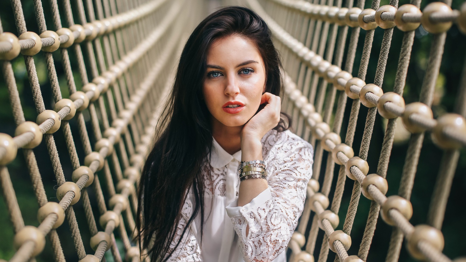 Девушка среди сетей, Aurela Skandaj