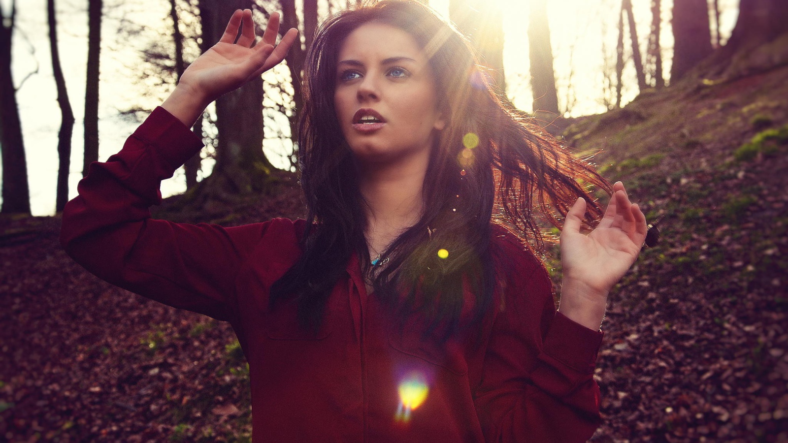 Девушка гуляет по парку, Aurela Skandaj