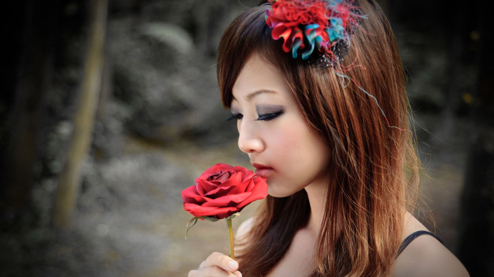 Модель Микако Чанг с розой в руке