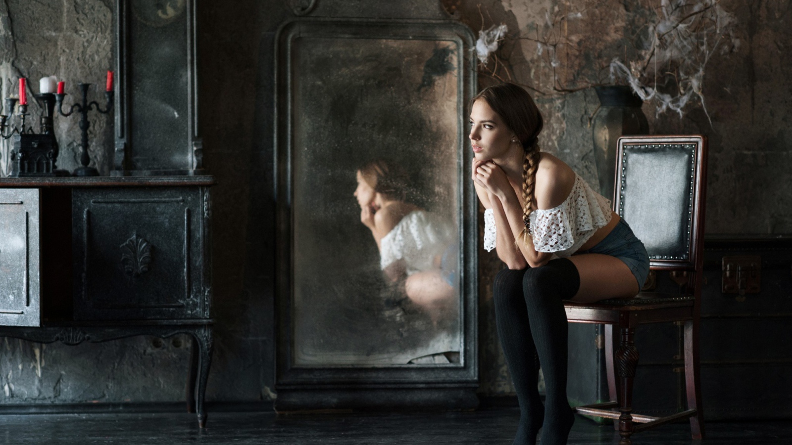 Виктория Лукина сидит у зеркала