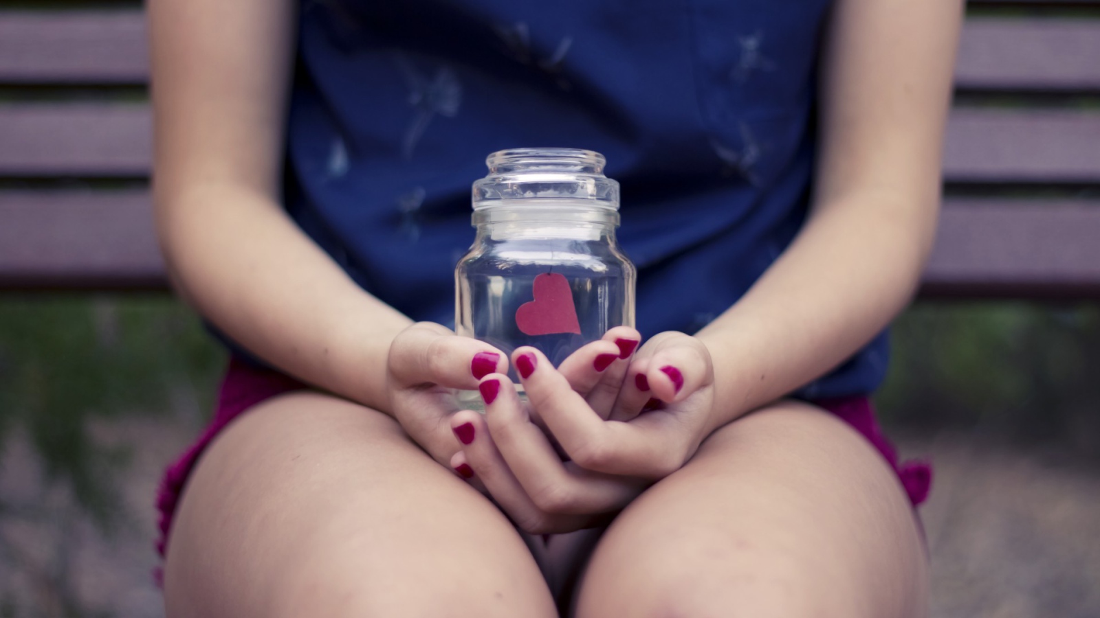 Сердце в банке в руках у девушки