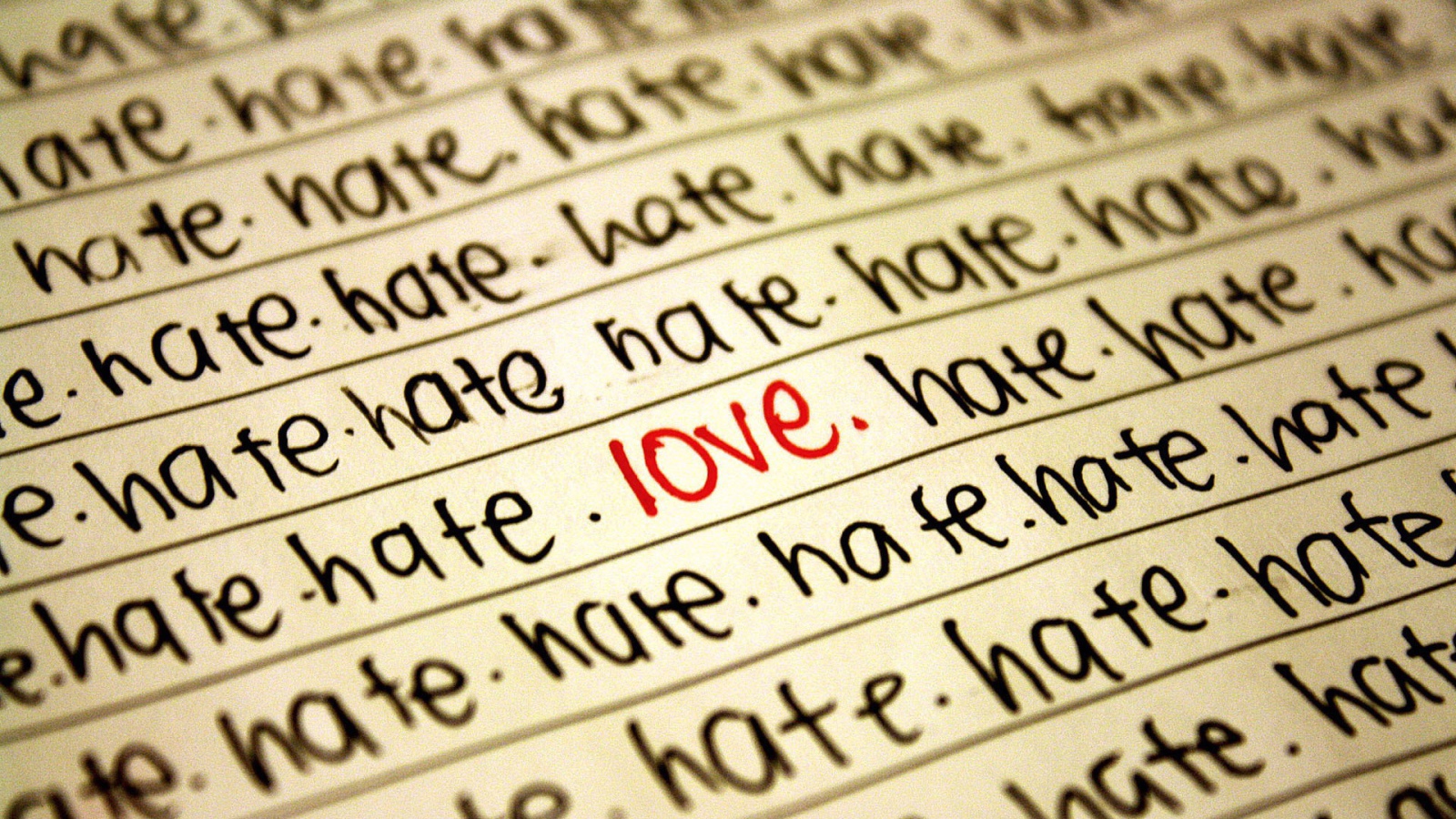 Надпись любовь между словами ненависти