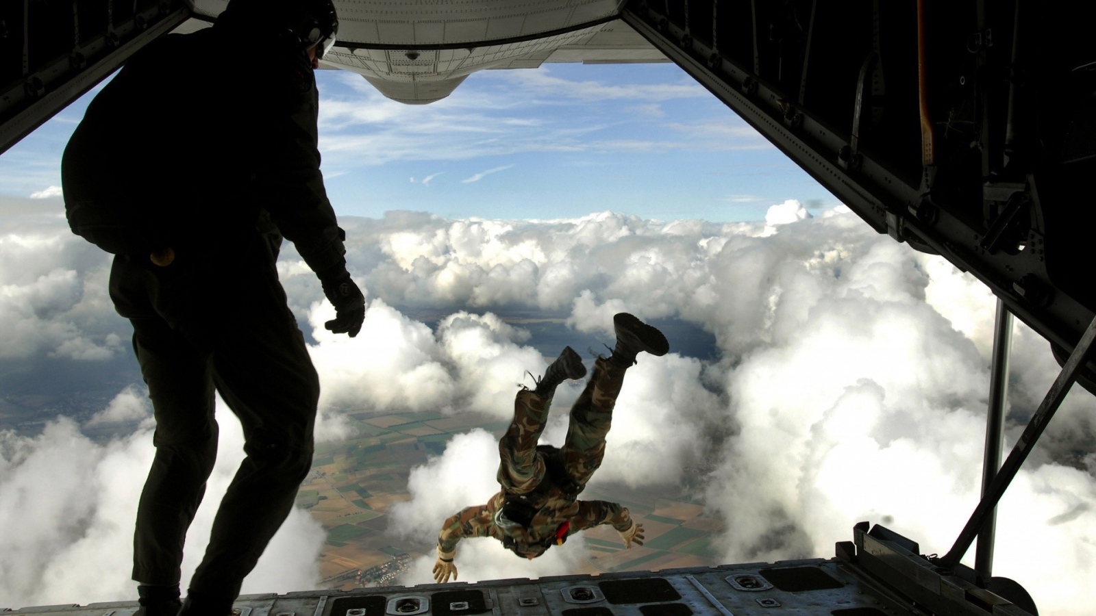 Десантники прыгают с самолета