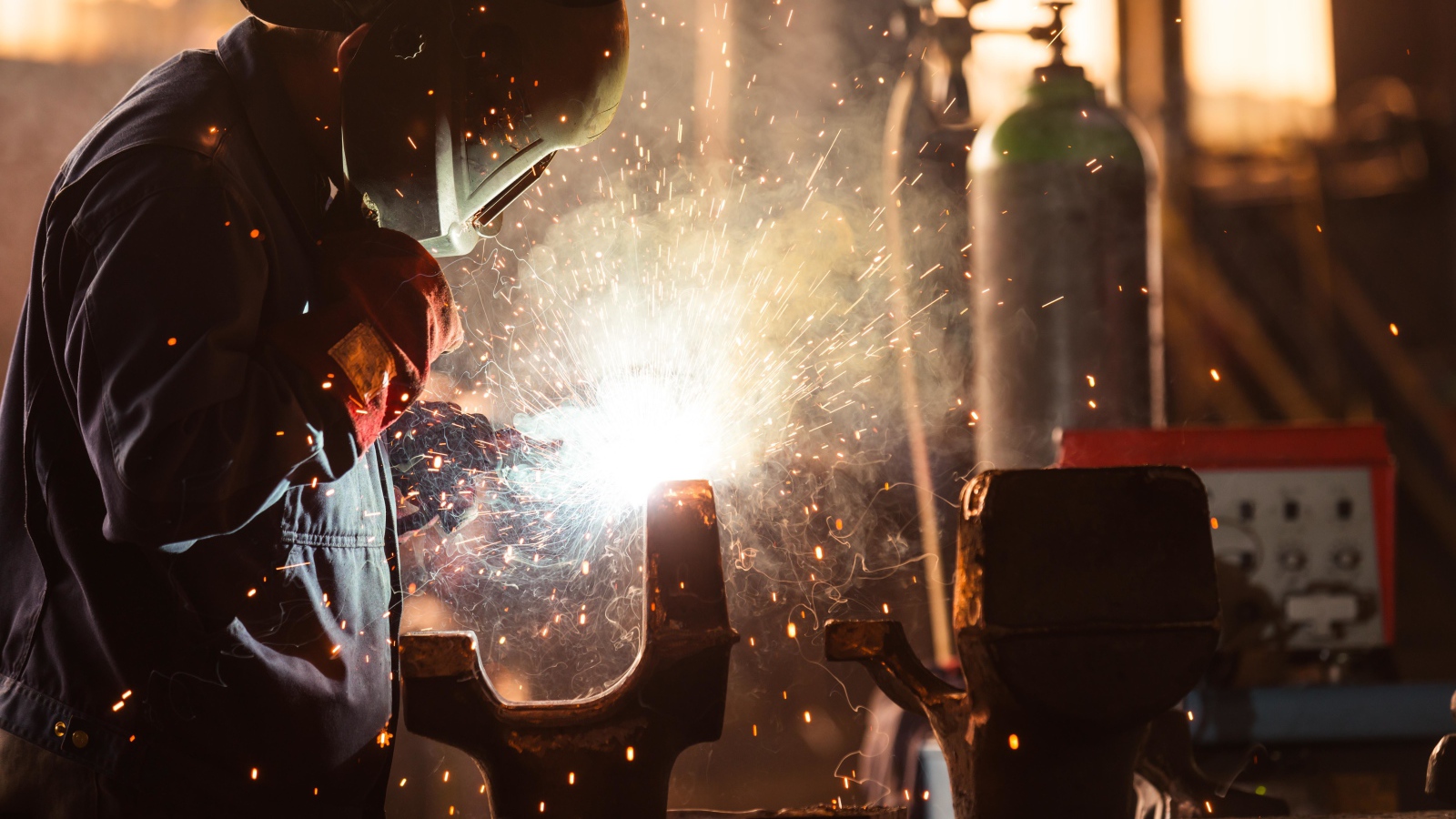 Мужчина занимается сварочными работами