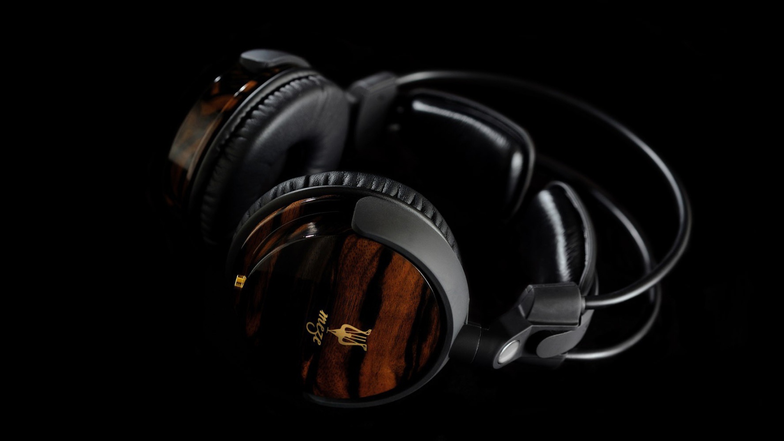 Королевские наушники на черном фоне