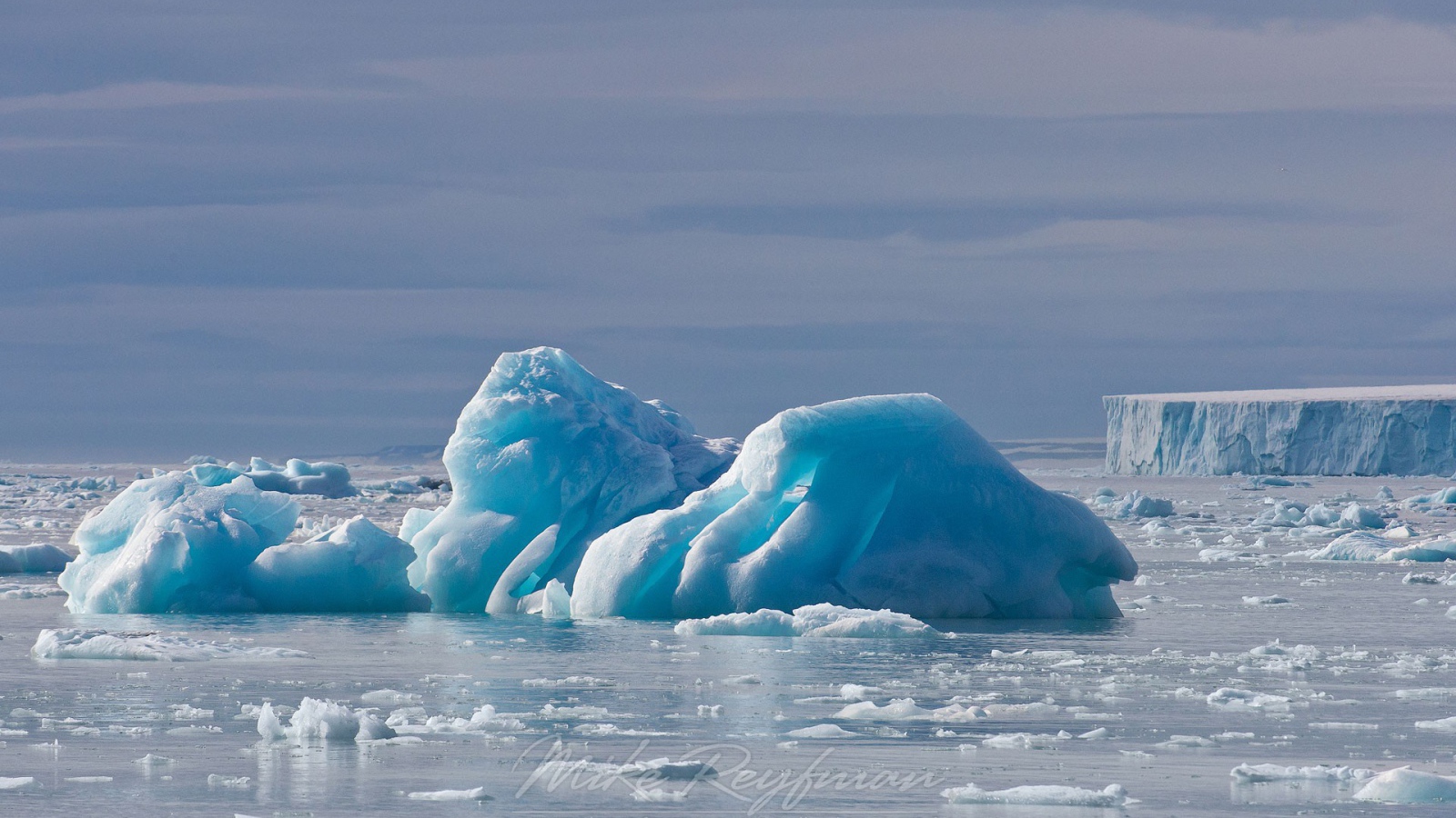 Голубой лед оторвался от ледника